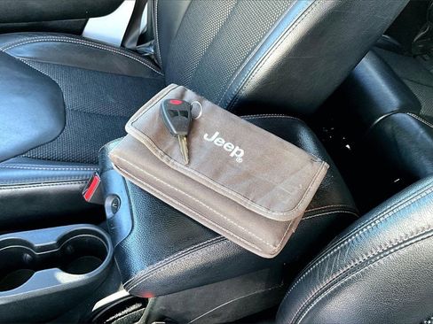 Used 2017 Jeep Wrangler Unlimited Sahara image 32