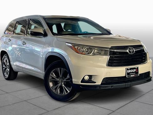 Used 2014 Toyota Highlander XLE image 2