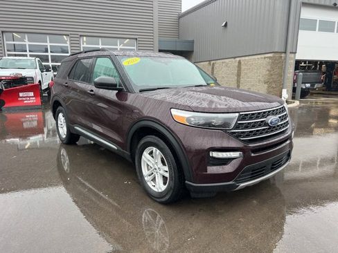 Certified 2022 Ford Explorer XLT w/ Equipment Group 202A image 3