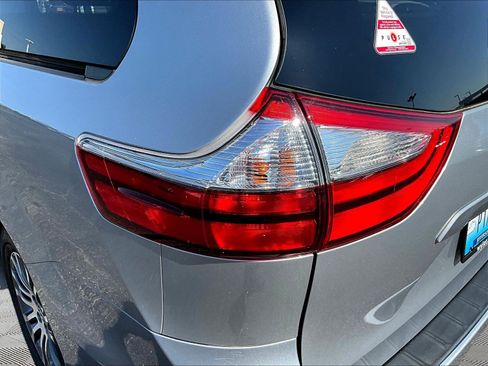 Used 2018 Toyota Sienna XLE Premium FWD image 23