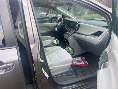 Used 2015 Toyota Sienna LE image 15