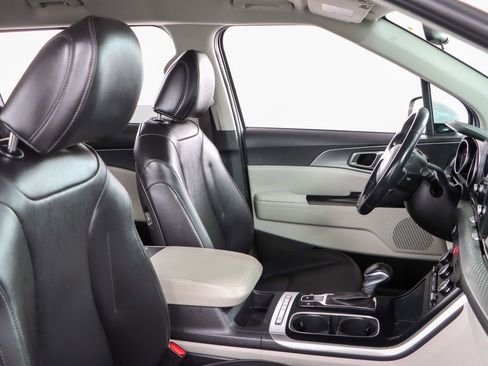 Used 2023 Kia Carnival LX FWD image 27