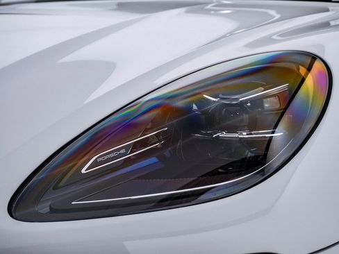 Certified 2025 Porsche Macan image 7