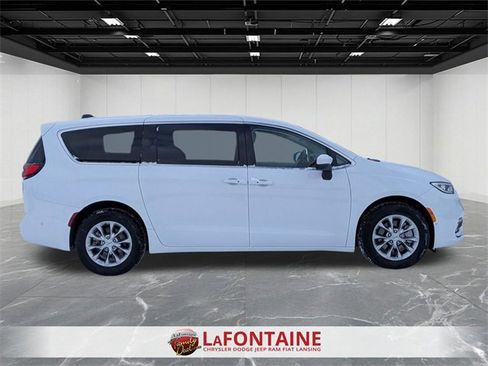 Used 2023 Chrysler Pacifica Touring-L image 6