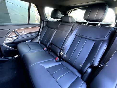 Used 2025 Land Rover Range Rover SE image 10