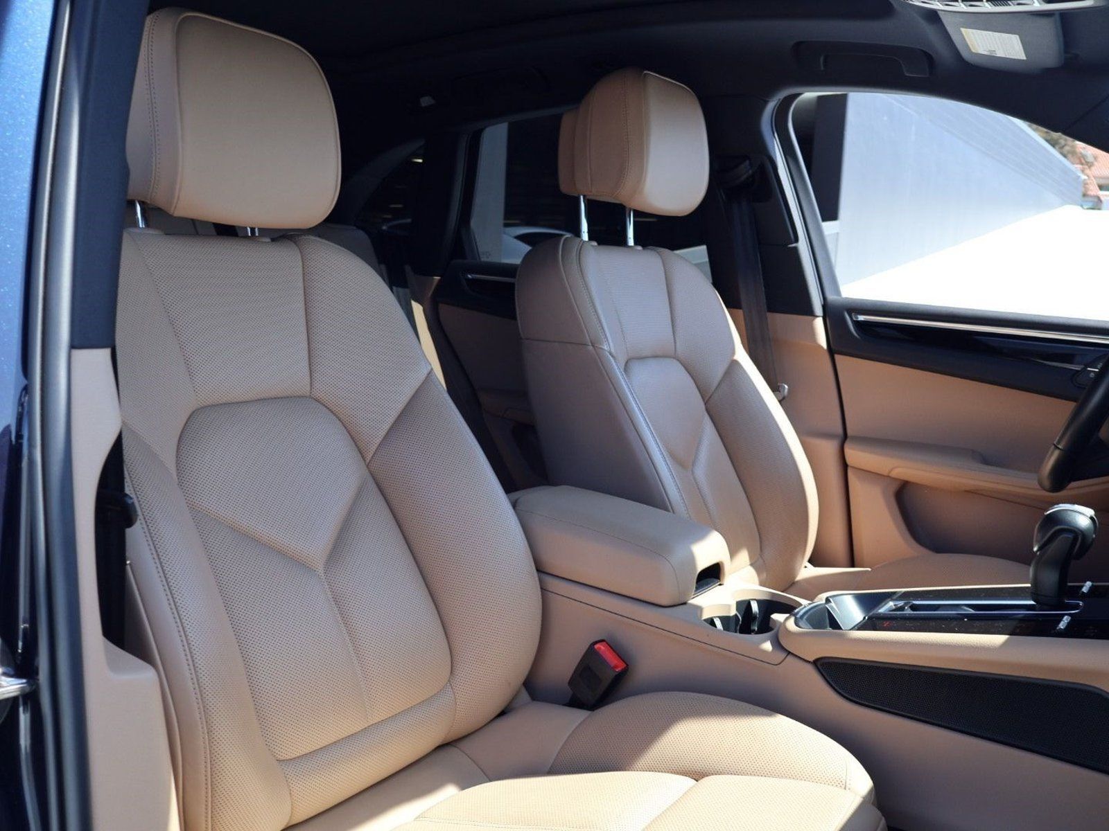 Certified 2023 Porsche Macan AWD/4WD image 22