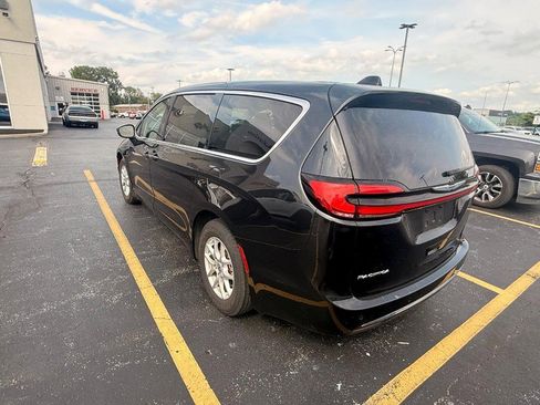 Used 2023 Chrysler Pacifica Touring-L FWD image 4