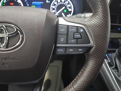 Used 2023 Toyota Sienna Platinum AWD/4WD image 23