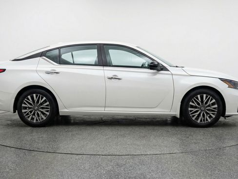 Used 2025 Nissan Altima 2.5 SV image 8