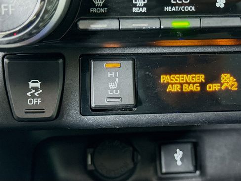 Used 2021 Toyota RAV4 XLE w/ Convenience Package image 21