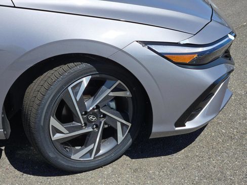 New 2026 Hyundai Elantra Limited FWD image 3