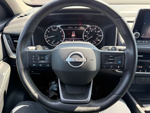 Certified 2025 Nissan Rogue SV image 17