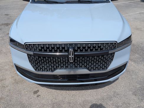 Used 2025 Lincoln Navigator Reserve AWD/4WD image 12