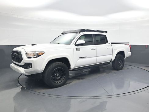 Used 2018 Toyota Tacoma TRD Sport image 3