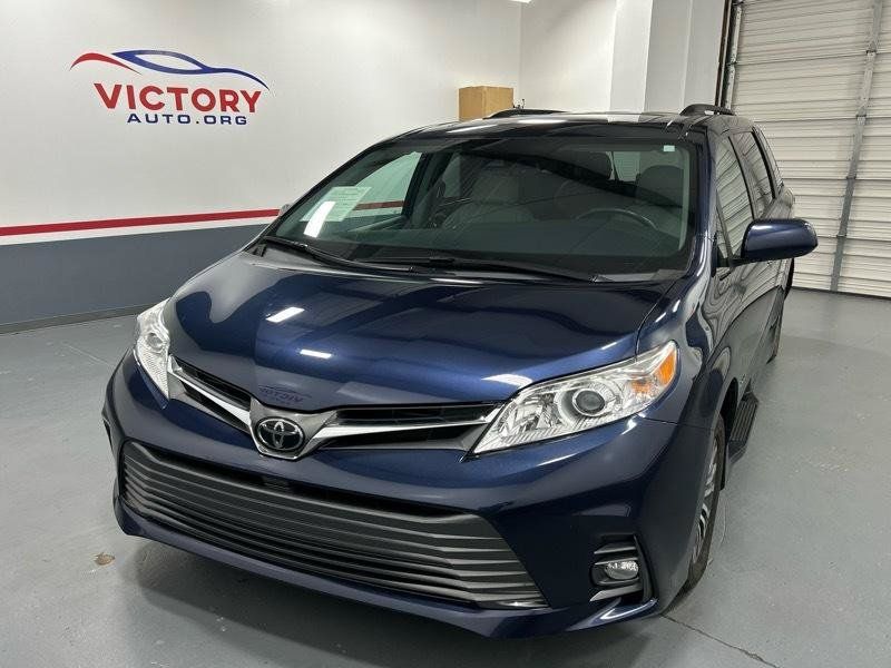 Used 2020 Toyota Sienna XLE w/ XLE Navigation Package FWD image 2