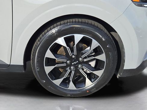 Certified 2024 Kia Carnival EX image 6