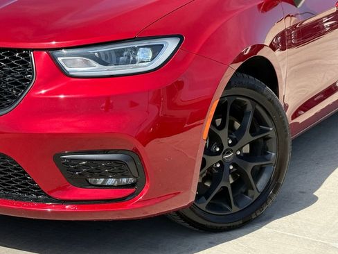 Used 2025 Chrysler Pacifica Limited image 2