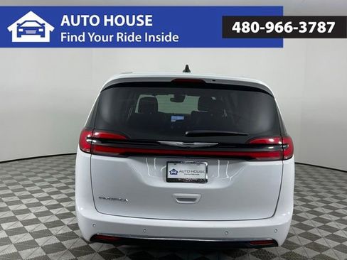 Used 2024 Chrysler Pacifica Touring-L FWD image 6