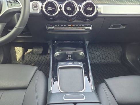 Used 2025 Mercedes-Benz GLB 250 image 3