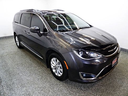 Used 2019 Chrysler Pacifica Touring-L FWD image 3