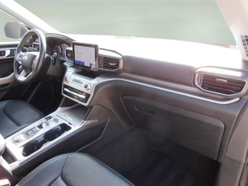 Used 2022 Ford Explorer XLT w/ Equipment Group 202A image 32