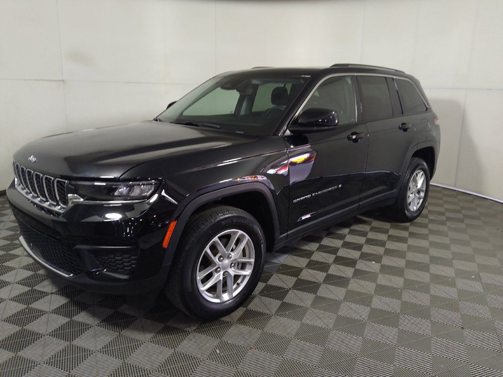 Used 2023 Jeep Grand Cherokee Laredo w/ Luxury Tech Group I AWD/4WD image 2