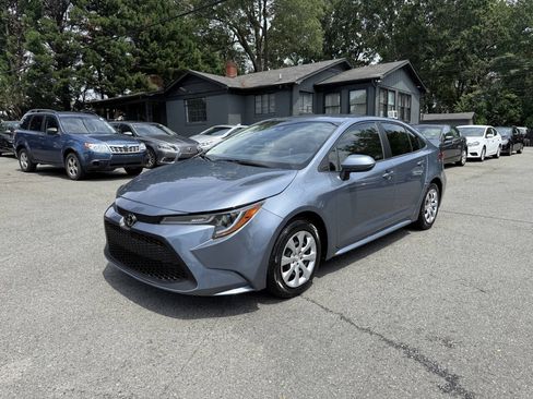 Used 2021 Toyota Corolla LE FWD image 2