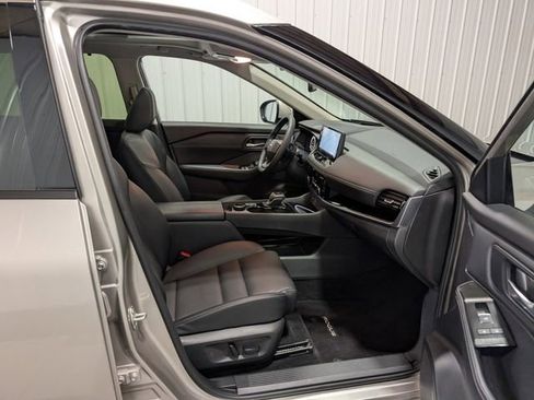 Used 2025 Nissan Rogue SL w/ Tech Package image 29