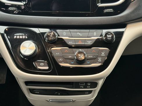 Used 2020 Chrysler Pacifica Touring FWD image 17