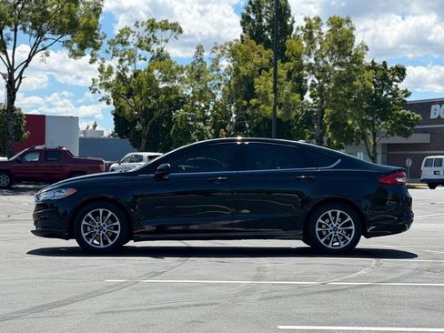 Used 2017 Ford Fusion SE w/ Fusion SE Technology Package FWD image 2