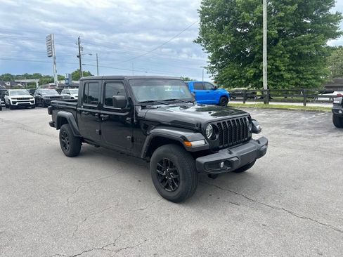 Used 2022 Jeep Gladiator Sport AWD/4WD image 2
