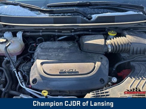 Used 2023 Chrysler Pacifica Touring-L image 8