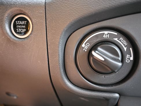 Certified 2024 Nissan Frontier SV image 28