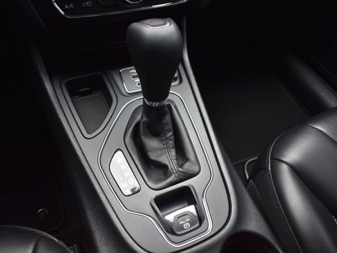 Used 2019 Jeep Cherokee Latitude Plus FWD image 13