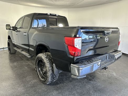 Used 2018 Nissan Titan SV image 8