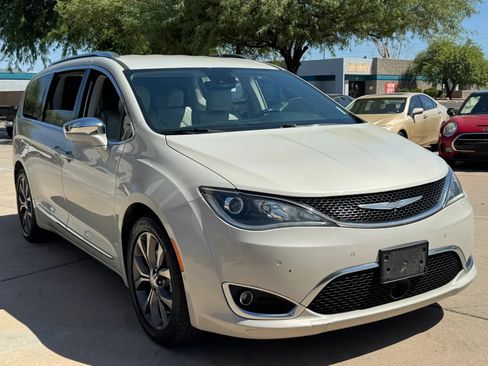 Used 2017 Chrysler Pacifica Limited w/ UConnect Theater Package FWD image 4