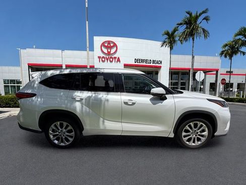 Used 2023 Toyota Highlander Limited FWD image 9