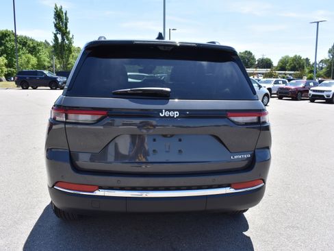 New 2025 Jeep Grand Cherokee Limited w/ Luxury Tech Group II RWD image 8