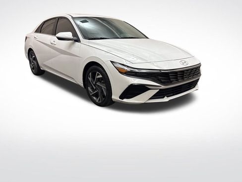 Used 2024 Hyundai Elantra SEL w/ Convenience Package image 3