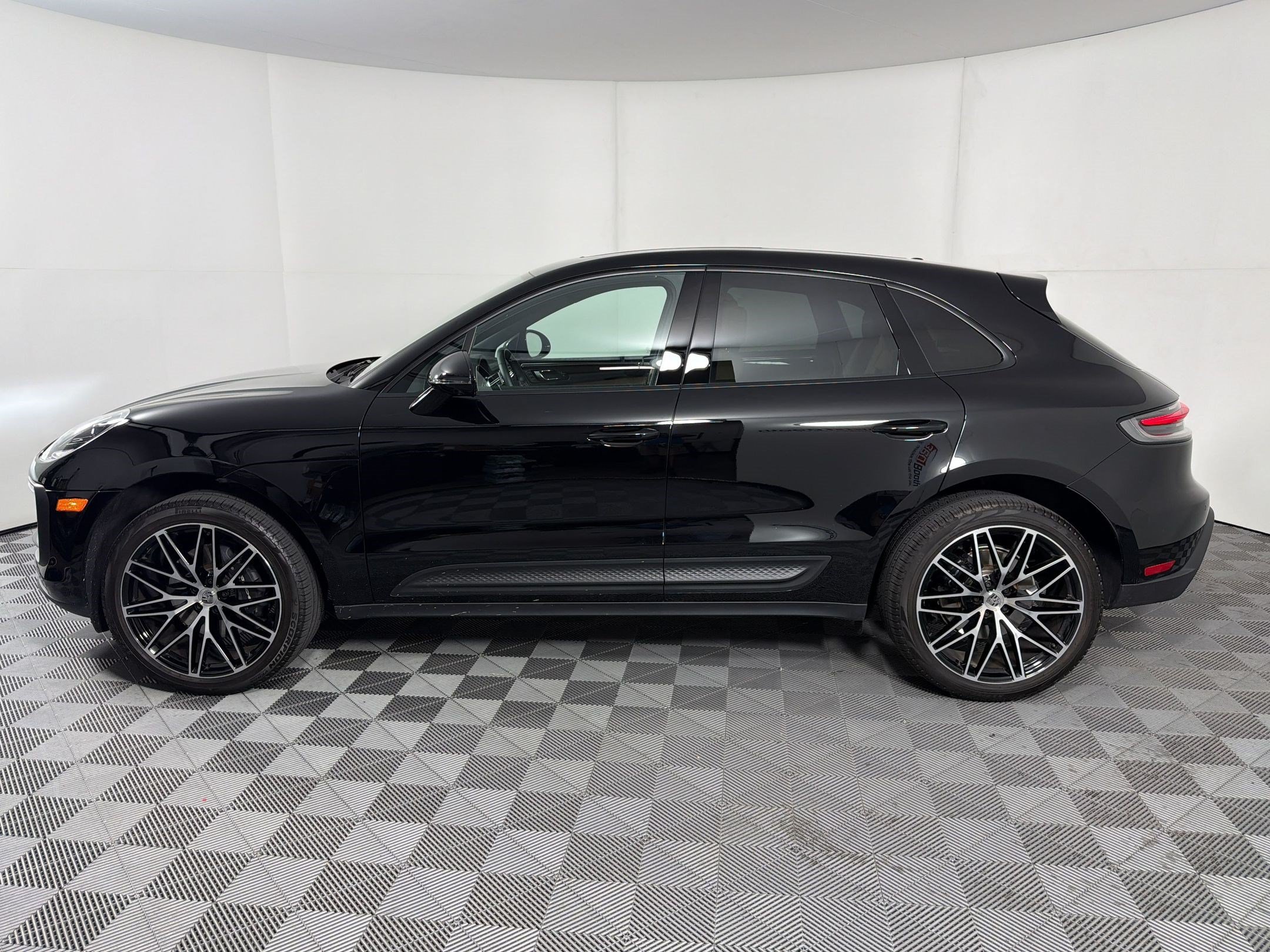 Certified 2026 Porsche Macan AWD/4WD image 2