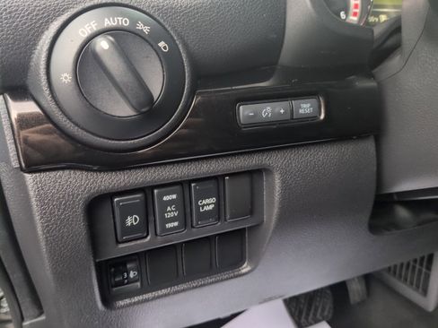 Used 2018 Nissan Titan SV w/ SV Convenience Package image 30