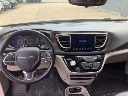 Used 2017 Chrysler Pacifica Touring-L FWD image 20