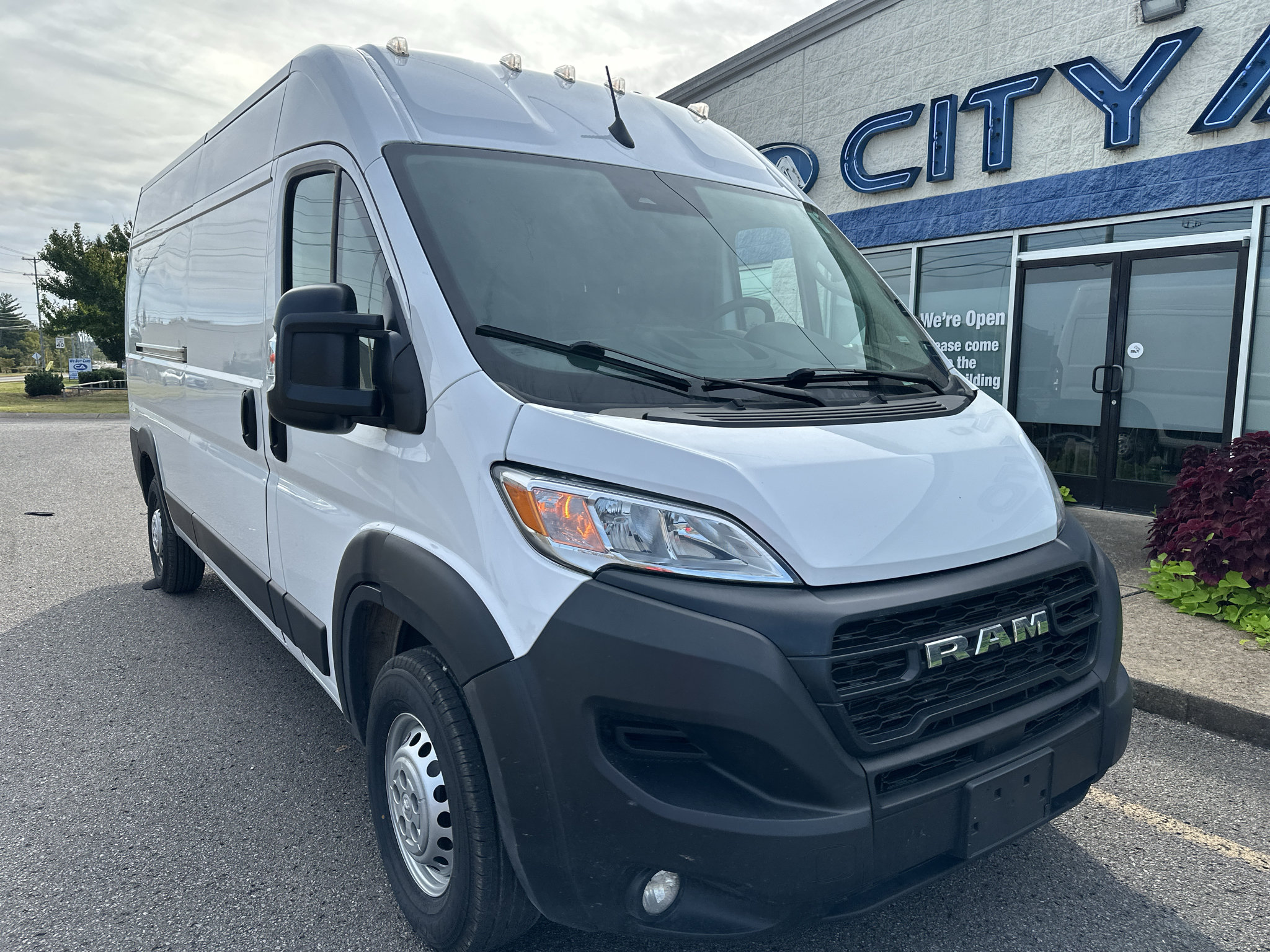 Used 2025 RAM ProMaster 2500 w/ Convenience Group FWD image 2