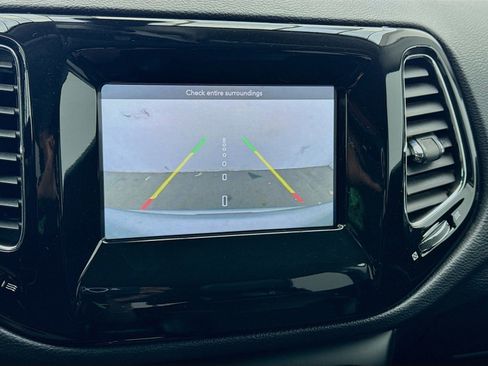 Used 2019 Jeep Compass Latitude FWD image 10
