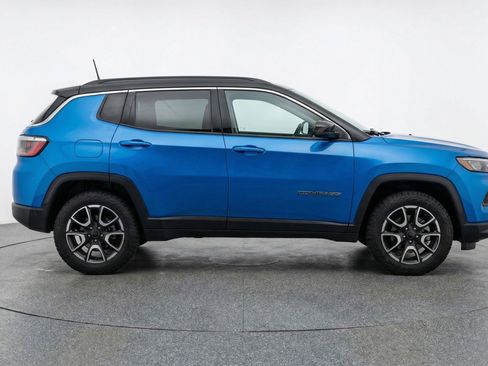 Used 2025 Jeep Compass Trailhawk AWD/4WD image 11