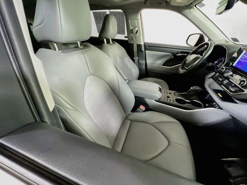 Used 2023 Toyota Highlander XLE AWD/4WD image 29