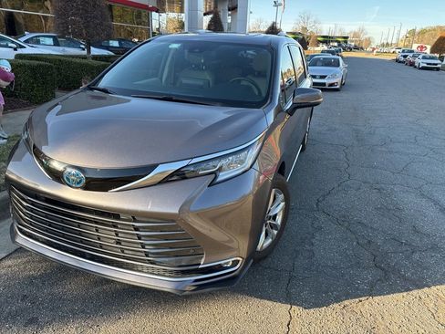 Used 2022 Toyota Sienna Limited image 1