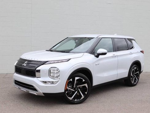 Used 2025 Mitsubishi Outlander SE image 17