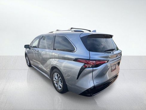 Used 2025 Toyota Sienna Limited image 3