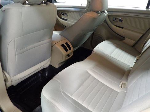 Used 2017 Ford Taurus SE image 10